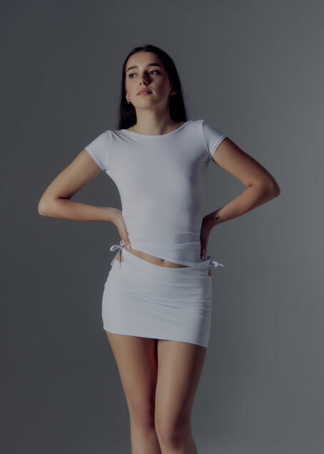 biała mini spódnica z wiązaniami 2